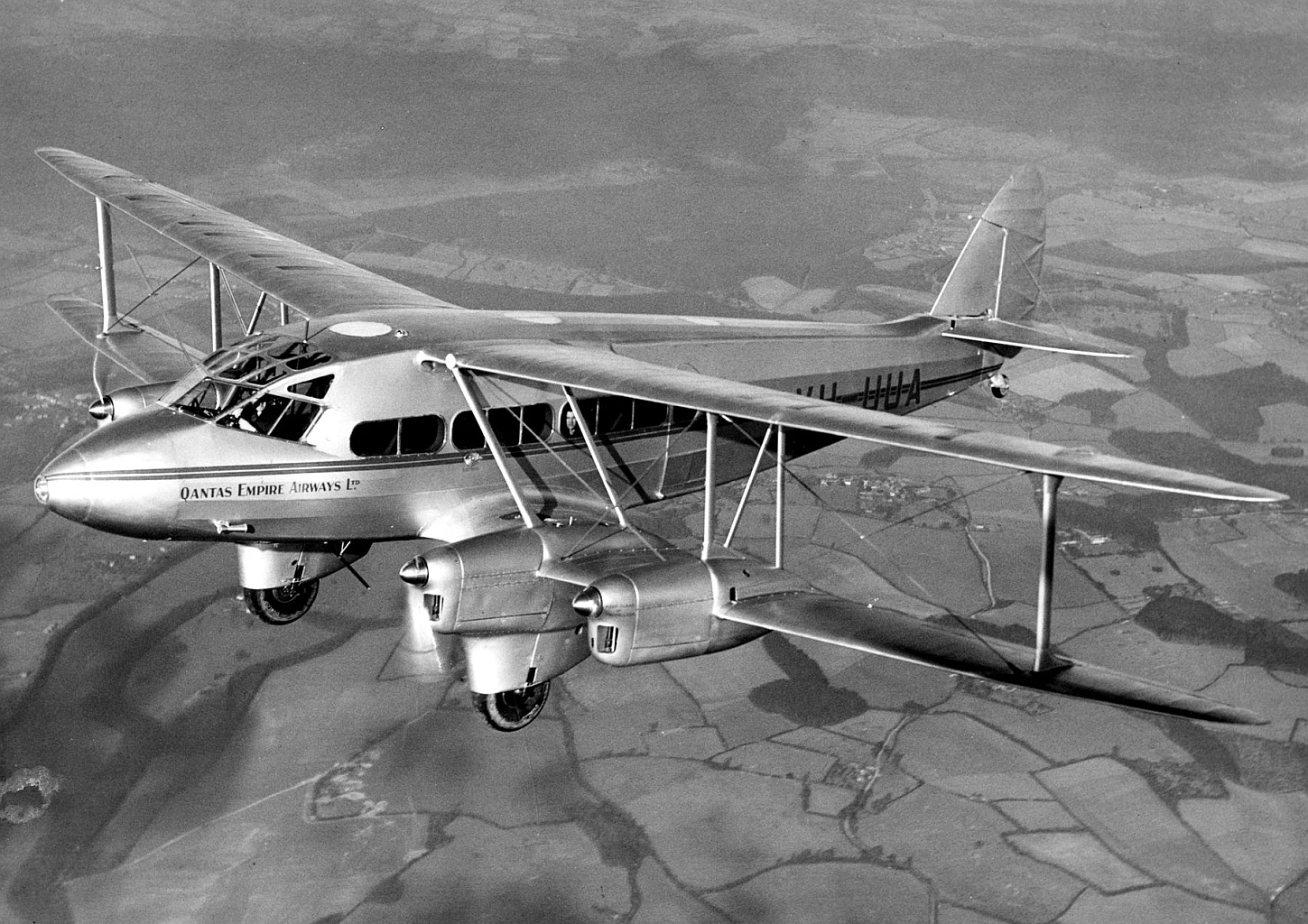 Letecký pohled na nový Qantas DH86 při zkušebním letu nad Anglií v roce 1934 © Qantas