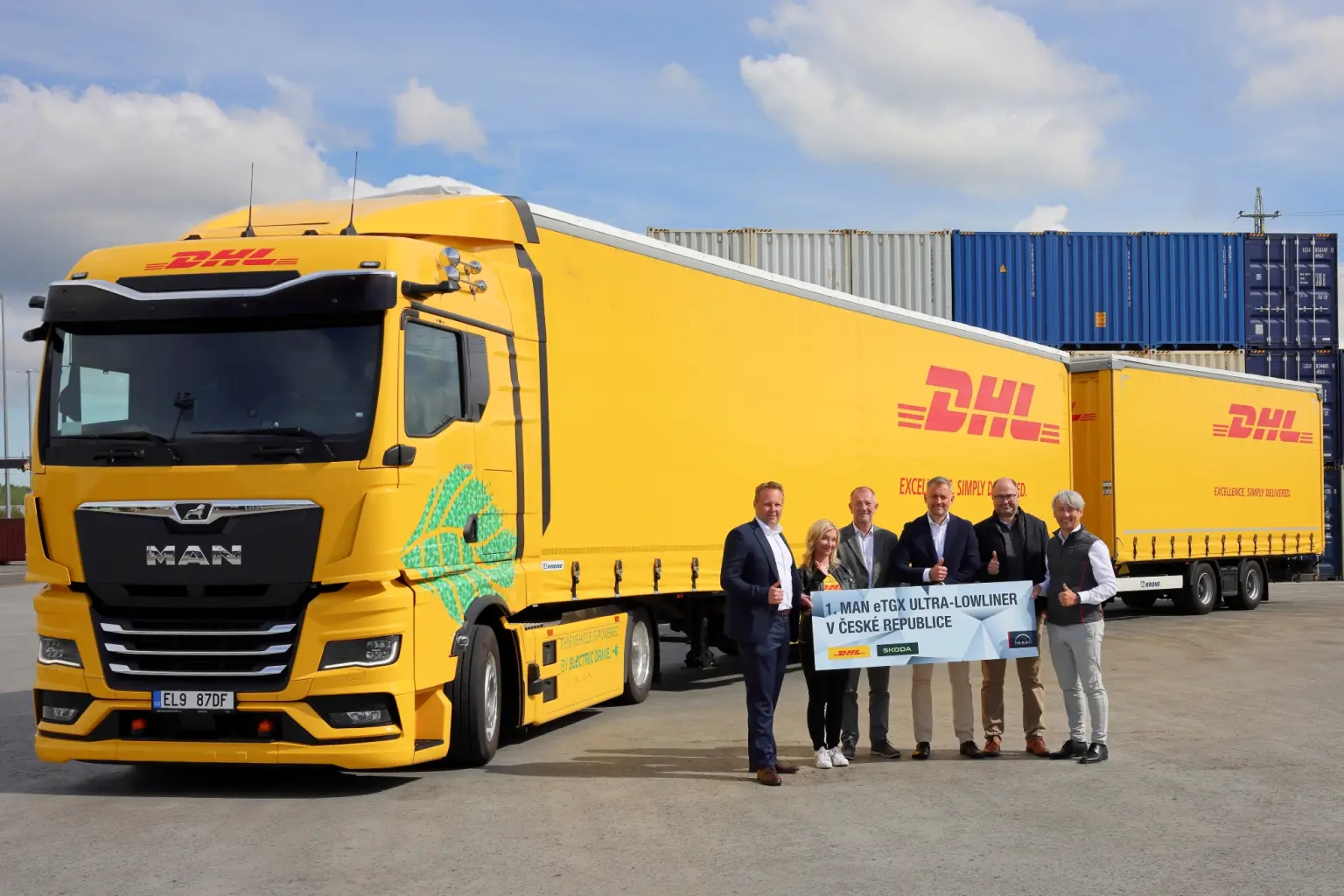 Na slavnostním předání prvního eTGX v ČR byli přítomni (zleva doprava): Jan Kohlmeier, generální ředitel MAN Truck & Bus ČR & SR; Kateřina Rázlová, viceprezidentka transportu pro střední a východní Evropu DHL Supply Chain; Lubor Šrámek, vedoucí útvaru ŠKOTRANS ve Škoda Auto; Luboš Doleček, vedoucí Logistiky značky Škoda Auto; Pavel Kuch, ředitel elektromobility MAN Truck & Bus ČR & SR; Martin Šturm, eMobility Champion MAN Truck & Bus ČR © MAN/ DHL