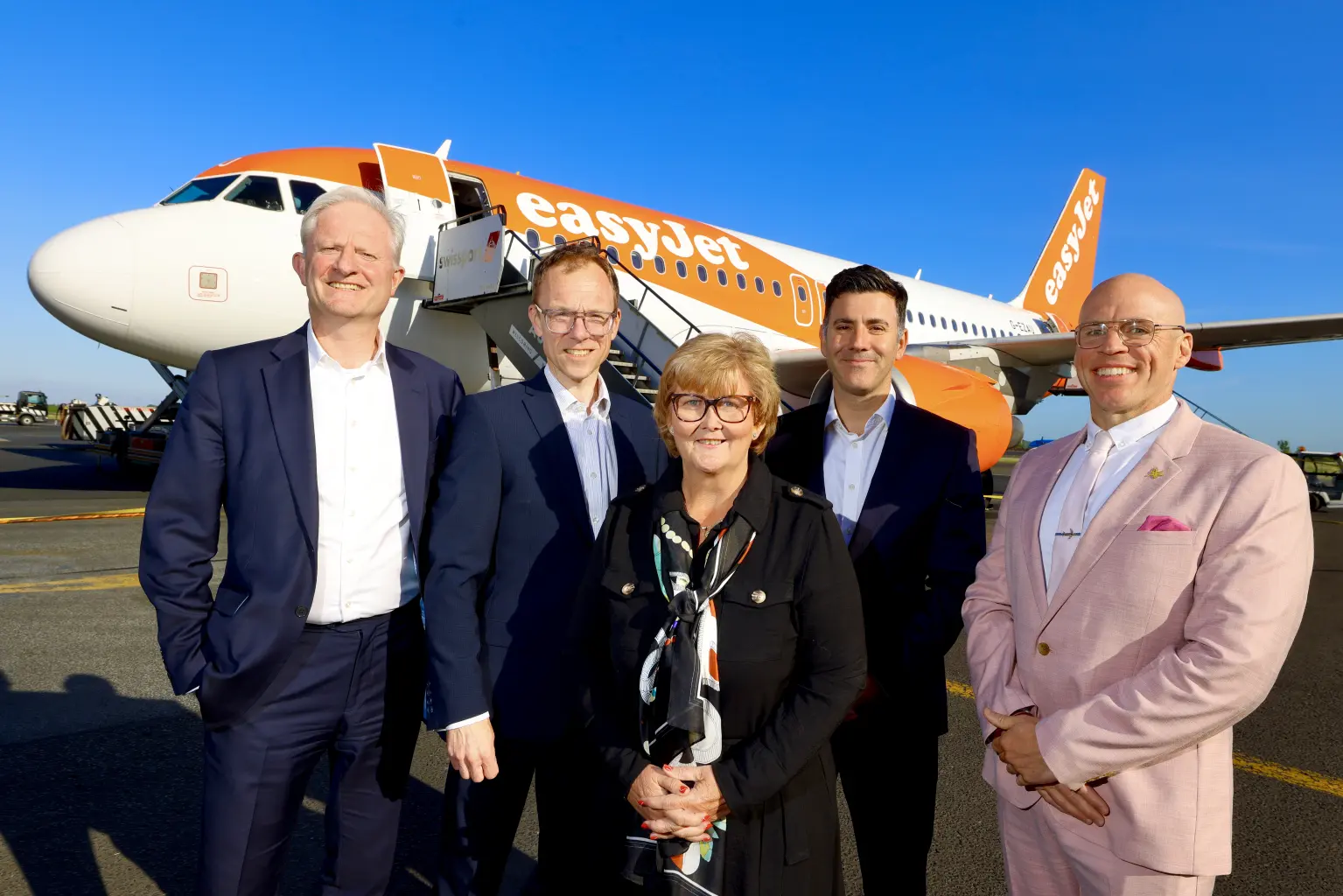 Kenton Jarvis, generální ředitel společnosti easyJet, Nick Jones, generální ředitel letiště v Newcastlu, Ministr letectví Mike Kane a Starostka severovýchodní části města Newcastel Kim McGuinnessová © easyJet