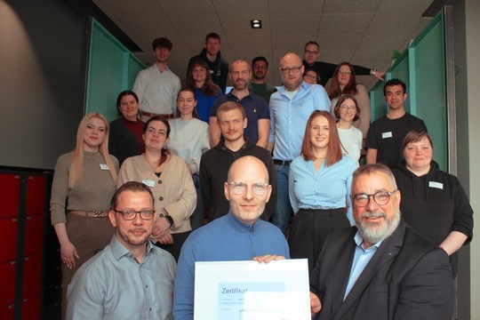 V první řadě uprostřed zakladatel a generální ředitel a&o Oliver Winter, vpravo Olaf Seiche, auditor z TÜV Rheinland Cert GmbH, a vlevo Christian Hempel-Werner, vedoucí oddělení řízení kvality v a&o. Foto: a&o Hostels