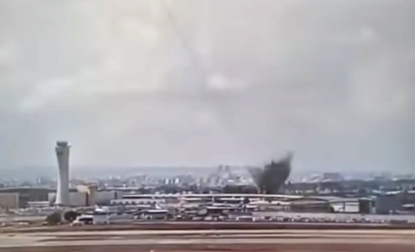 screen videa z dopadu rakety na letiště Ben Guriona v Tel Avivu