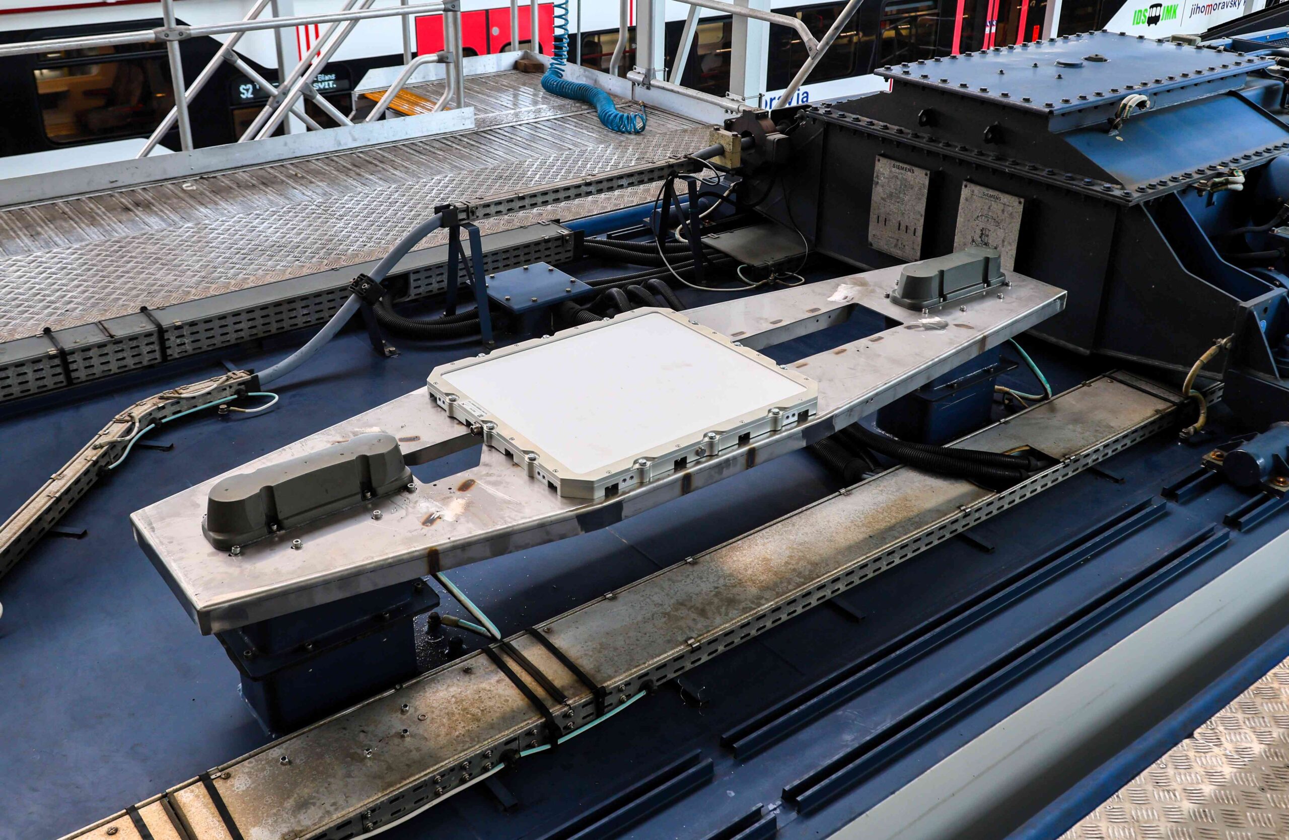 Anténa Starlinku na střeše jednotky InterPanter © České dráhy