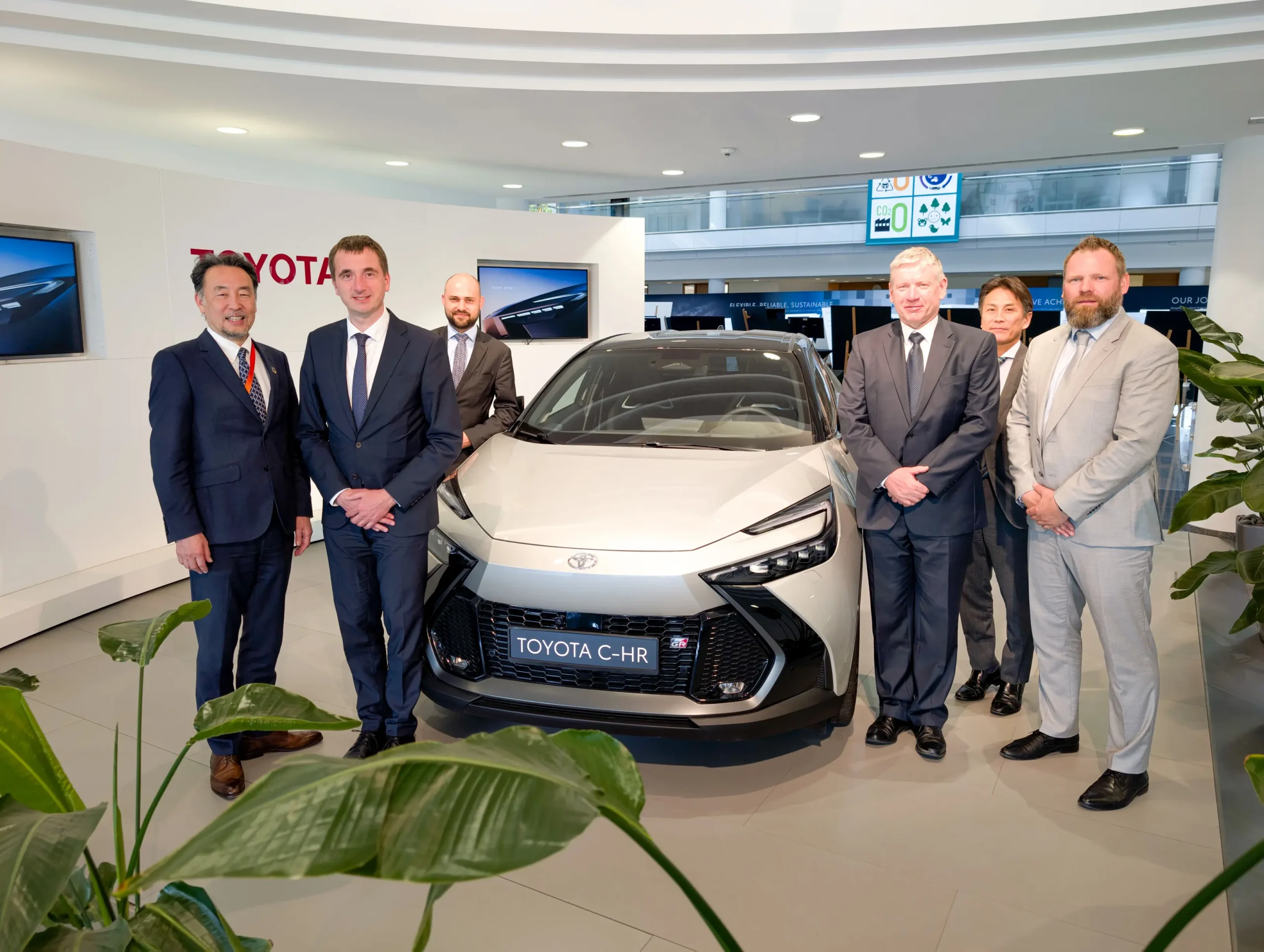 Ministr Průmyslu a Obchodu ČR Vlcek a ředitel Toyota Motor Europe Josihiro Nakata v Bruselu