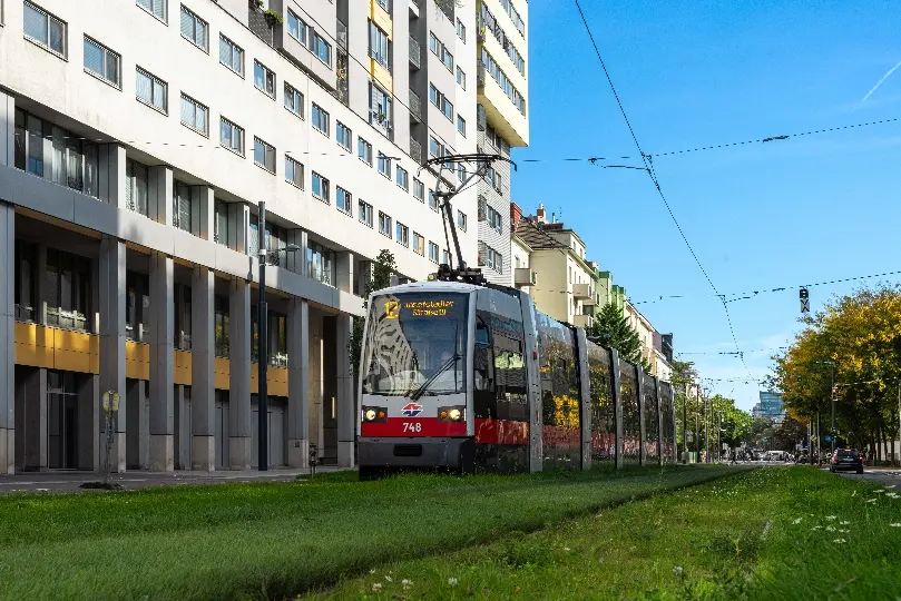 Linka 12 ve směru na Josefstädter Straße © Wiener Linien/ Simon