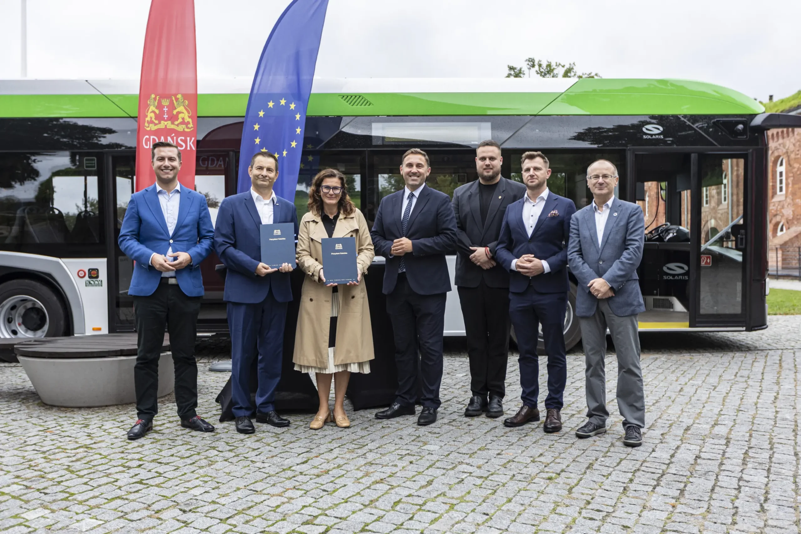 Cezary Śpiewak-Dowbór, předseda Občanské koalice v zastupitelstvu města Gdaňsku; Andrzej Sienkiewicz, obchodní ředitel společnosti Solaris Bus & Coach; Aleksandra Dulkiewicz, starostka Gdaňsku; Piotr Borawski, náměstek primátora Gdaňsku; Marcin Makowski, radní města Gdaňsku; Łukasz Kłos, ředitel ZTM v Gdaňsku; Maciej Lisicki, generální ředitel společnosti Gdańsk Buses and Trams. © Piotr Wittman/gdansk.pl