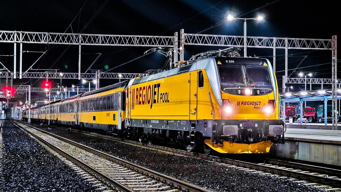 Traxx Universal – na cestě z hlavního nádraží Praha (Česko) do Przemyśl Główny (Polsko). © Regiojet