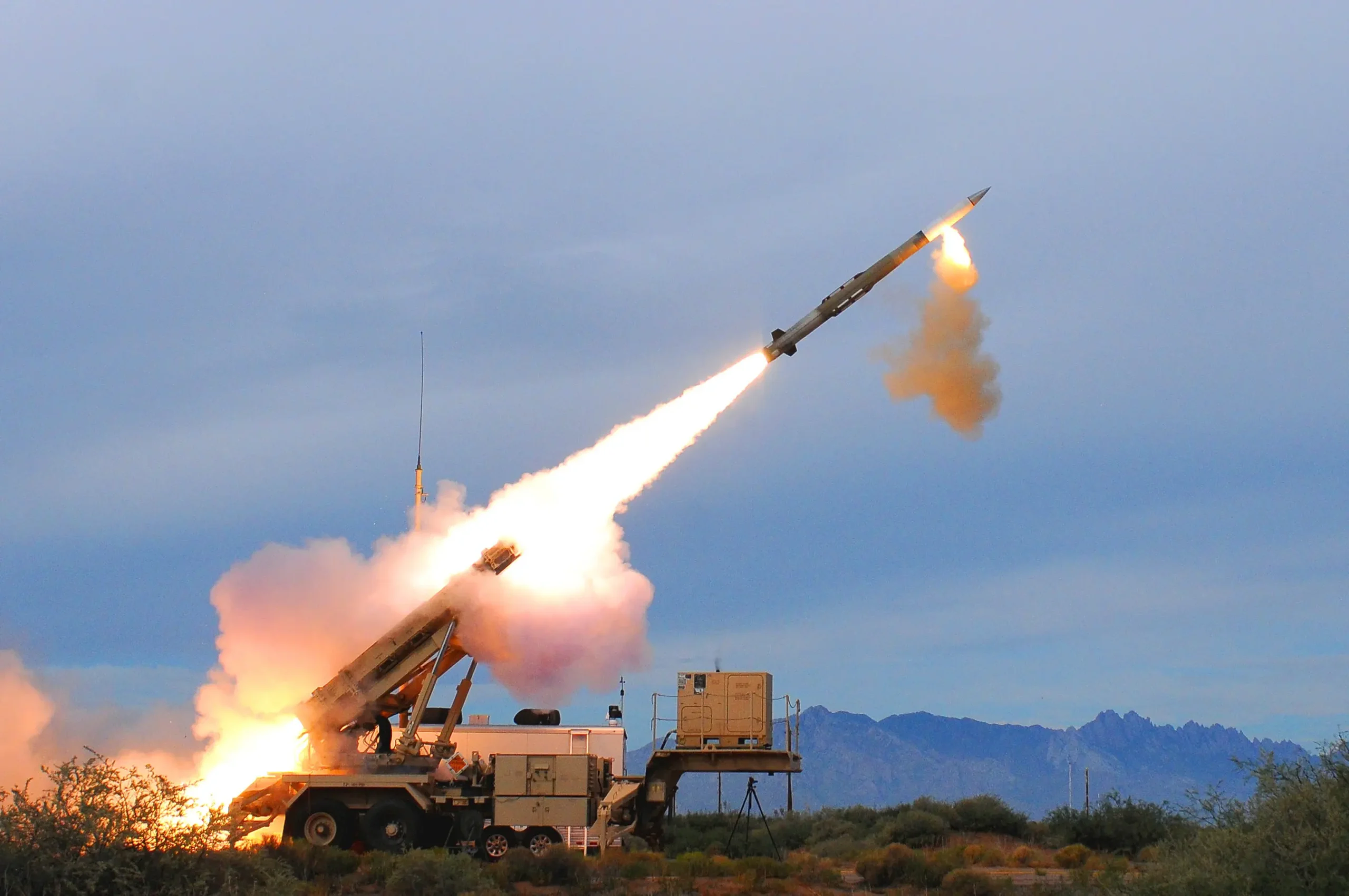 Stíhací raketa PAC-3 s naváděcím hlavicí postavenou společností Boeing se během testování vzlétá k cíli. © US Army