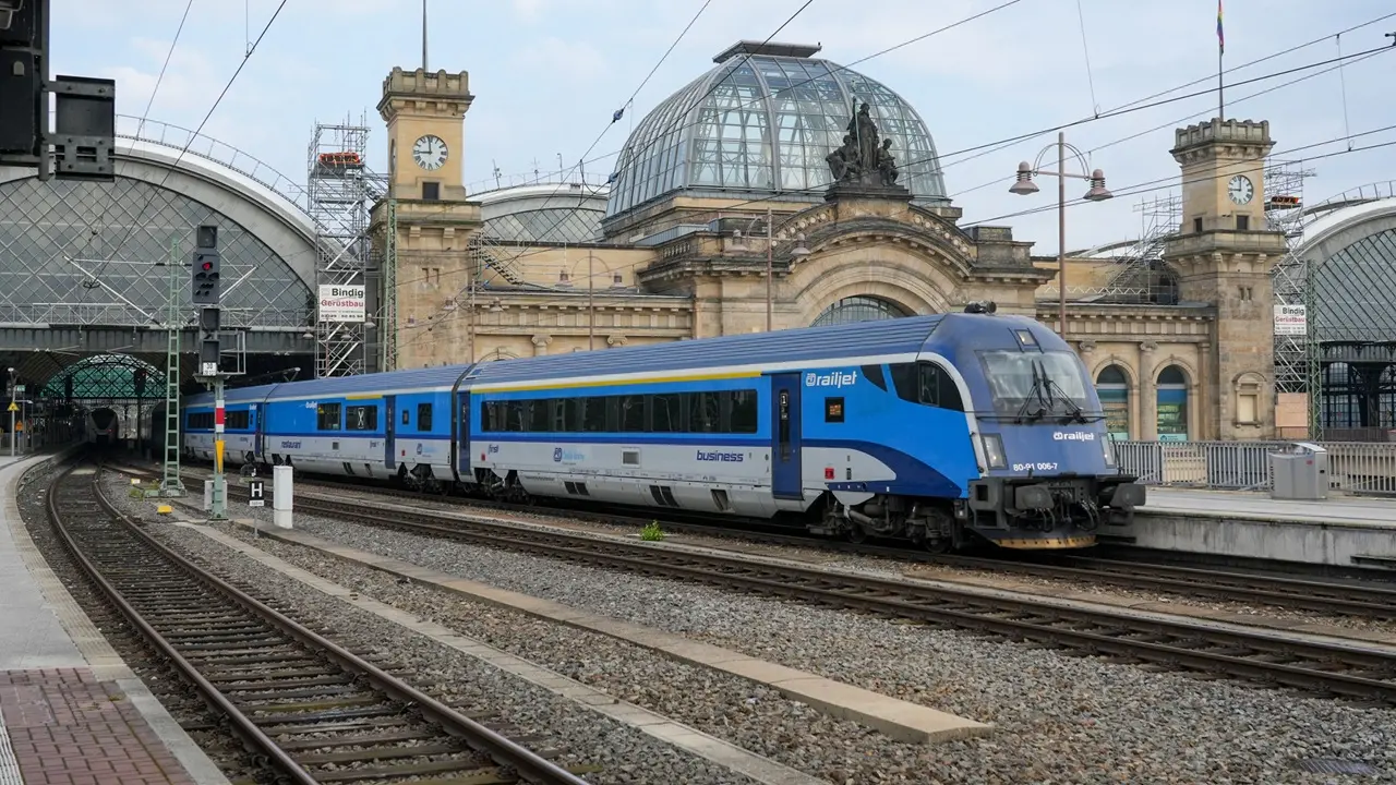 Railjet Českých drah v Drážďanech © DB AG / Volker Emersleben