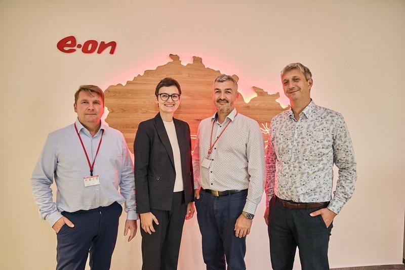 Akvizici Hora Energy stvrdili podpisem Petr Holík (vlevo) a Jan Čechovský (vpravo) - jednatelé společnosti a Alena Rozsypalová a Jan Zápotočný z představenstva E.ON Energie