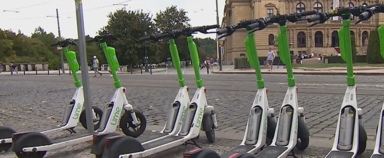Elektrokoloběžky na chodníku v centru Prahy Autor: MHMP