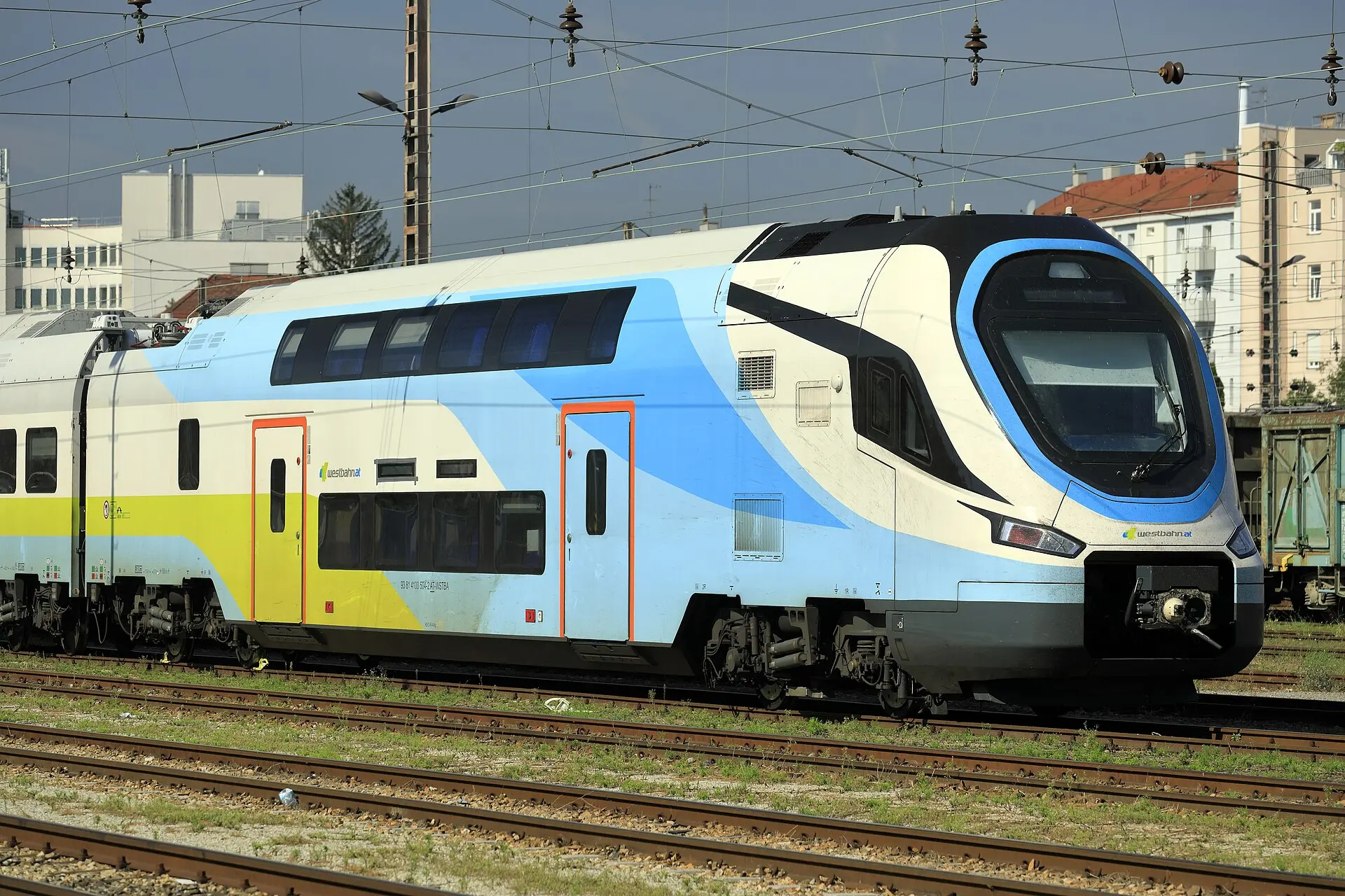 Dvoupatrový vlak Westbahn řady 4100; tyto šestivozové jednotky pocházejí od čínského výrobce CRRC. Westbahn využívá stanici Penzing pro odstavení svých vlaků. Uspořádání trakčního zařízení není zvenčí viditelné, ale pantografy jsou umístěny na přechodových koncích koncových vozů. © Falk2/ wikipedie