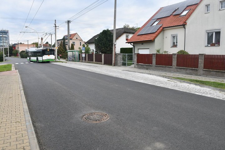 Opravený úsek Štefanikové ulice v Černicích (fotografie: R. Žáková)