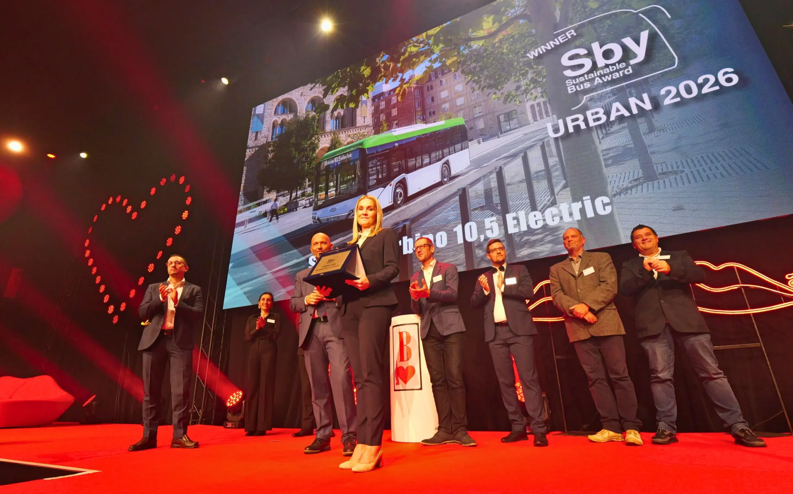 Agata Stańda, generální ředitelka společnosti Solaris Bus & Coach, přebírá cenu Sustainable Bus Award 2026 za elektrický autobus Solaris Urbino 10,5. Foto: TWAmedia