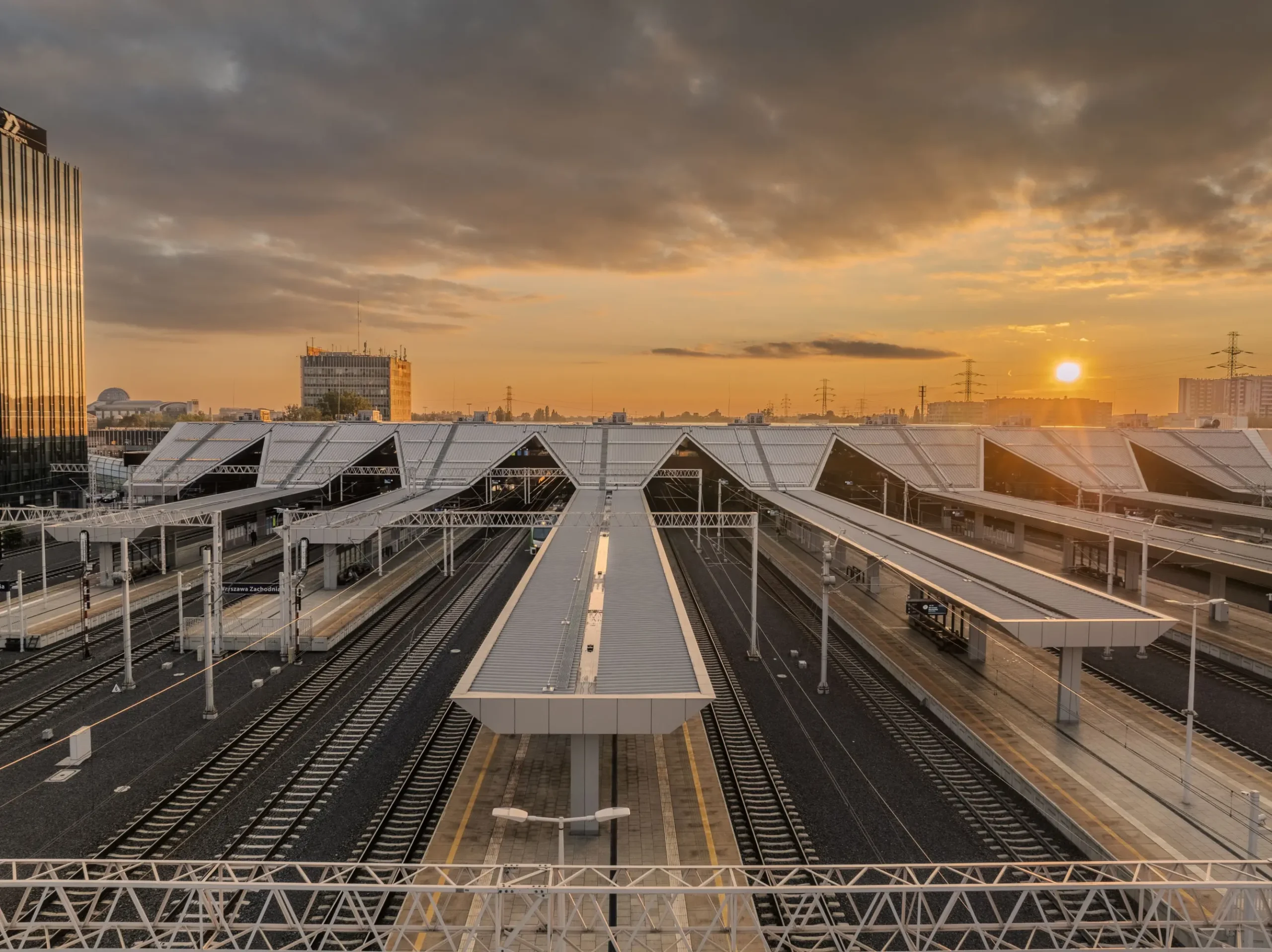 Pohled shora na střechu stanice Warszawa Zachodnia a nová nástupiště od autora L. Brylowského