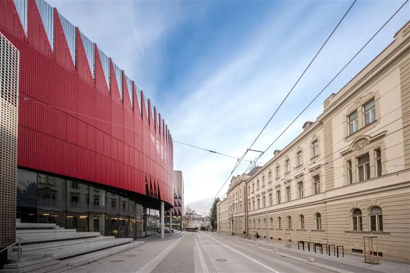 Sdílená zóna v Tolstého ulici před Horáckou arénou © město Jihlava