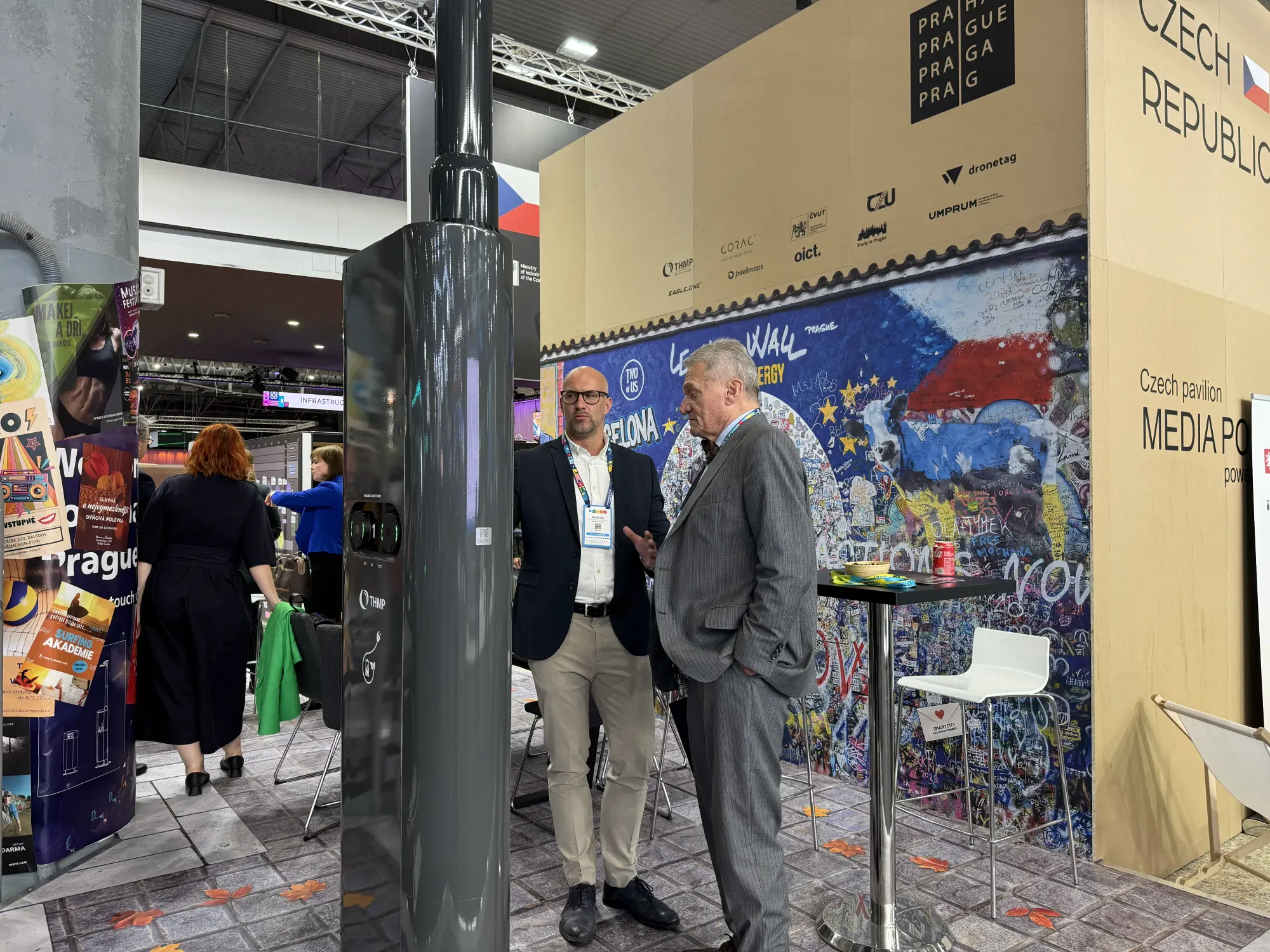 Primátor Svoboda u prototypu nabíječky elektromobilů Autor: MHMP