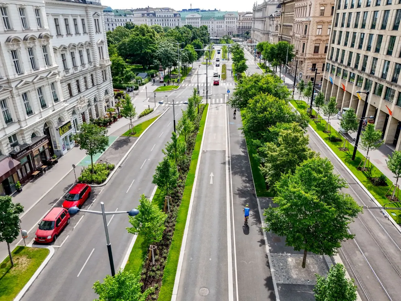 Ulice Universitätsstraße, projekt Raus aus dem Asphalt letos oslavil 5 let © MA28/Christian Fürthner