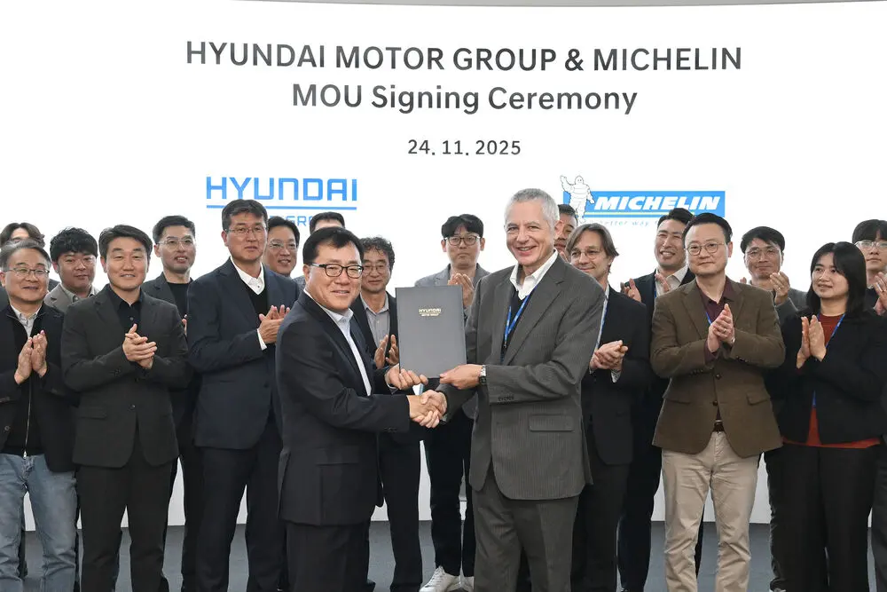 představitelé skupiny HMG, Kia a Michelin při podpisu memoranda