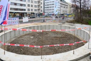 Požehnání sošce svaté Barbory, patronky a ochránkyně horníků a stavařů u příležitosti zahájení prací prováděných hornickým způsobem na stavbě bezbariérového zpřístupnění stanice metra Flora. © DPP/ Petr Hejna