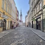 Chodníky v Ostružnické dostanou zcela novou žulovou dlažbu | Foto: Jan Horejš