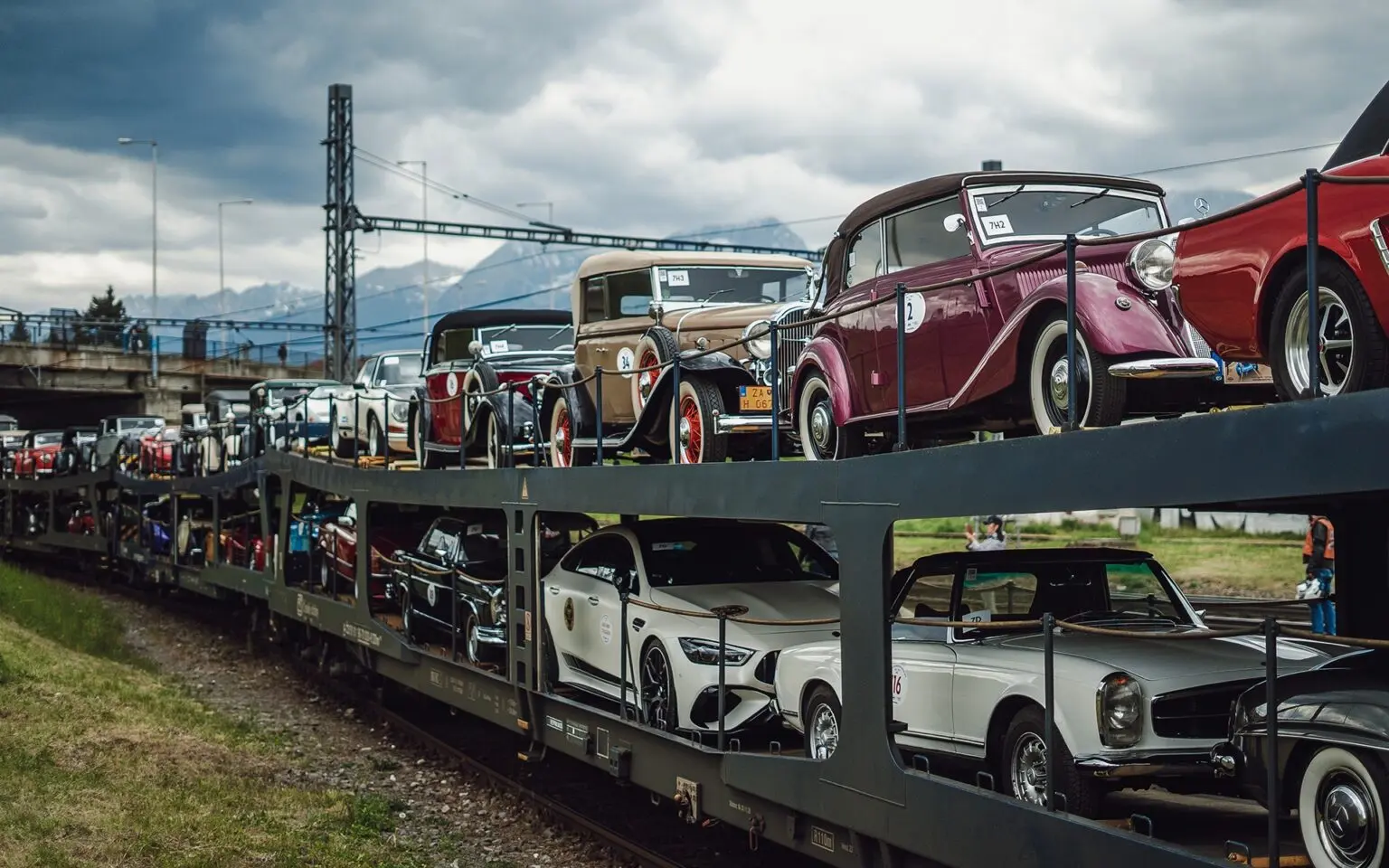 Autovlak ZSSK přepraví 82 historických vozů a účastníků prestižní rallye, foto ZSSK
