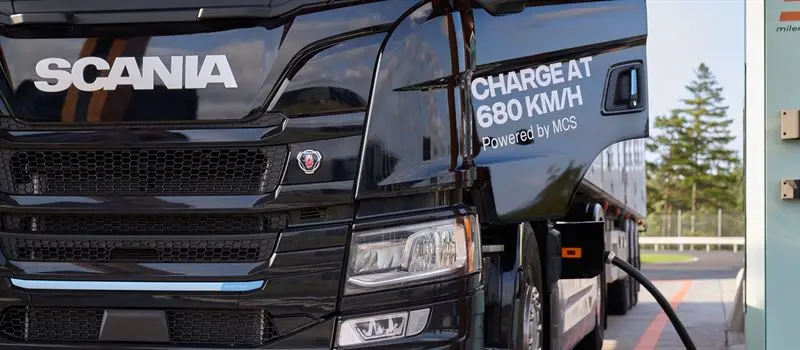 Společnost Scania úspěšně předvedla jednu z prvních implementací nabíjecího systému vehicle-to-grid (V2G) na světě pro těžká užitková vozidla s využitím systému megawattového nabíjení (MCS). Foto Scania