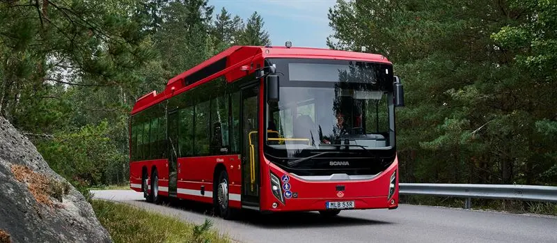 Elektrický autobus Scania na baterie, založený na platformě elektrických autobusů Scania, podporuje přechod k tišší a udržitelnější veřejné dopravě v Södertälje a Nykvarnu. Foto Scania