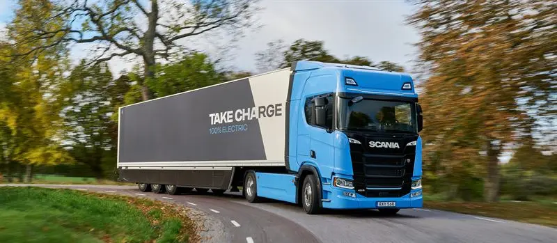 Elektrický nákladní automobil Scania s bateriovým pohonem pro dálkovou dopravu. Společnost Scania rozšiřuje svou nabídku elektrické dopravy o nový bateriový modul pod kabinou a systém nabíjení Megawatt Charging System (MCS), který umožňuje provozovatelům optimalizovat užitečné zatížení, dojezd a strategii nabíjení. Foto Scania