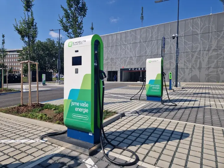 jedna z nabíječek na Šumavské před parkovacím domem. Foto město Brno