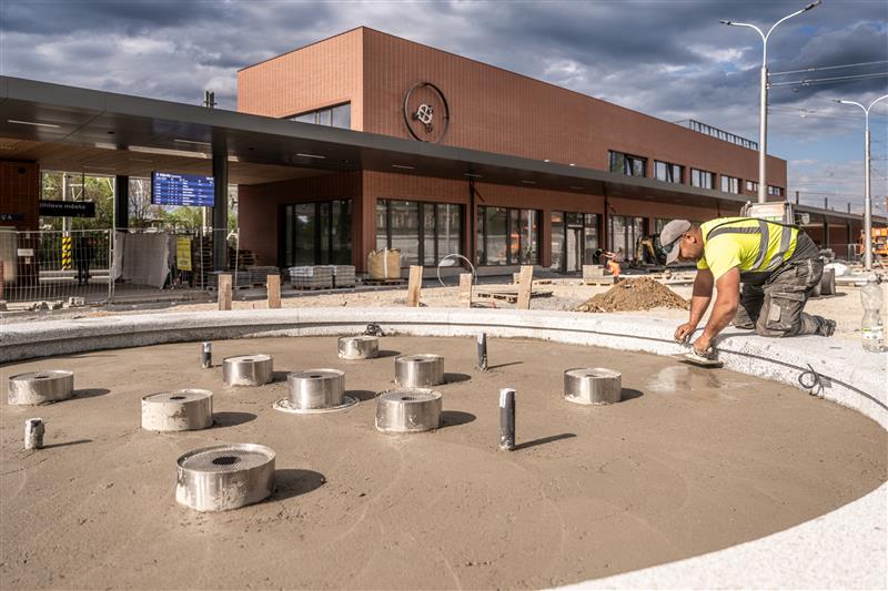 Dokončování přednádražního prostoru, zdroj město Jihlava
