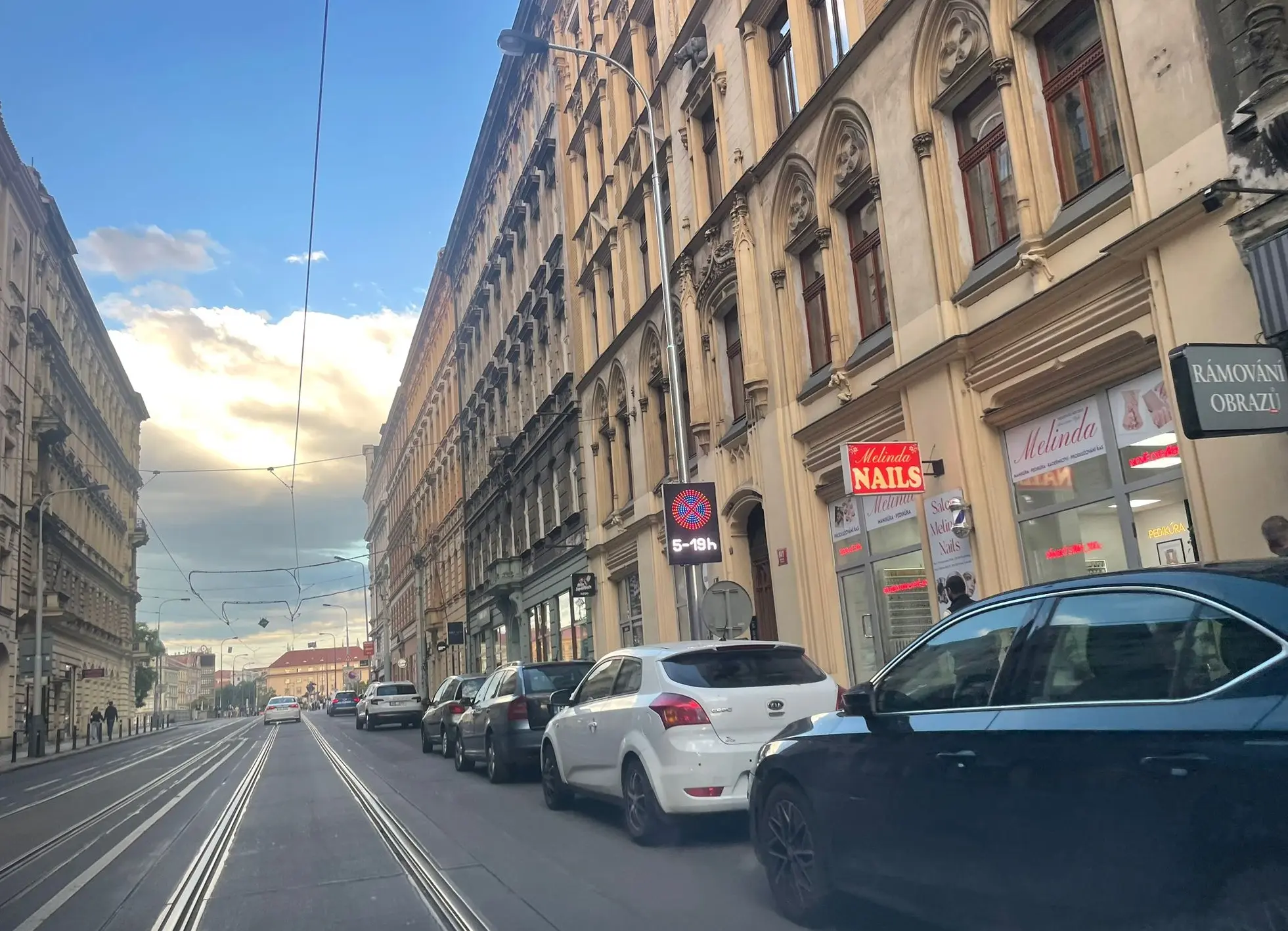 Proměnná LED dopravní značka v Lidické ulici v Praze 5 Autor: MHMP