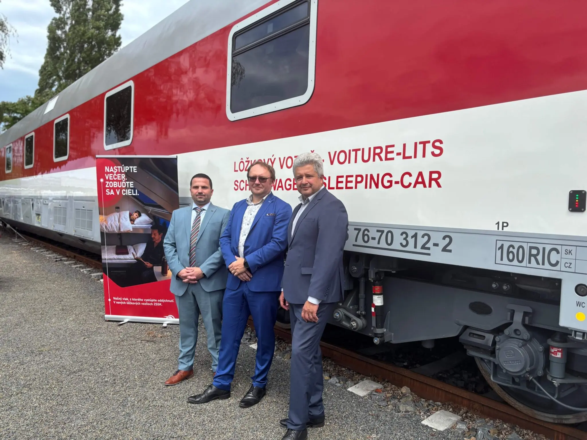 Zástupci ZSSK, ČD a ŽOS Vrútky na představení modernizovaného lůžkového vozu ZSSK, foto ZSSK