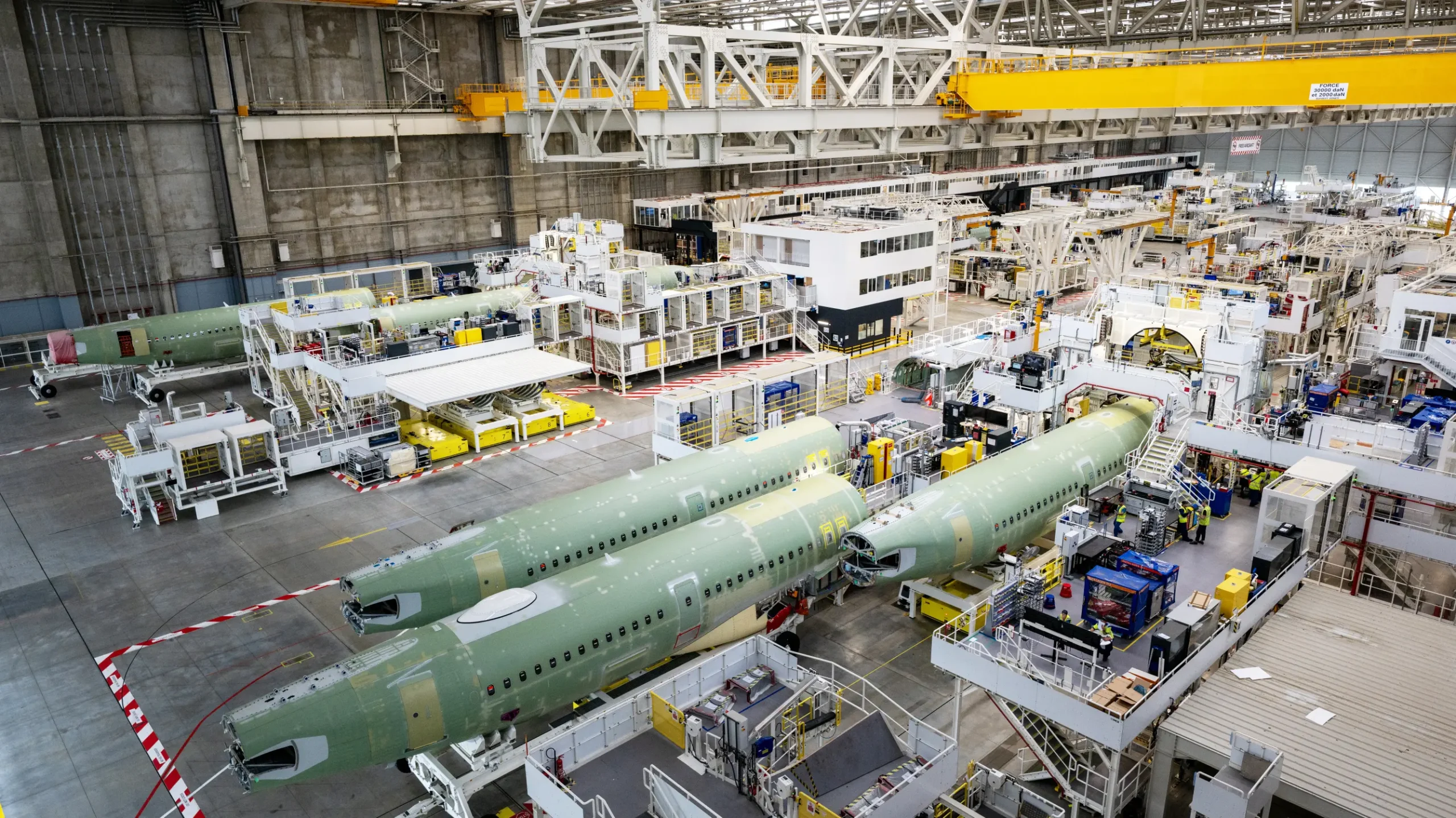 Finální montážní linka řady A320 v závodě Jean-Luc Lagardère v Toulouse, foto Airbus