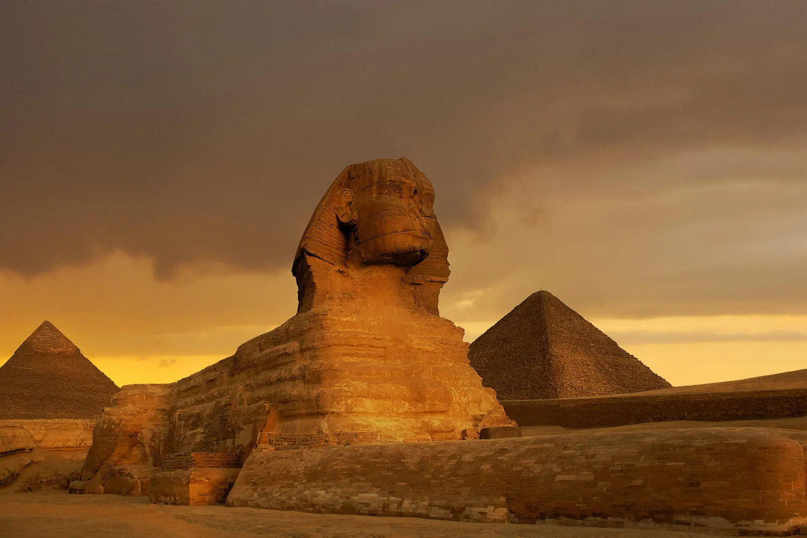 Egyptské Cairo a pouštní pyramidy, zdroj easyJet