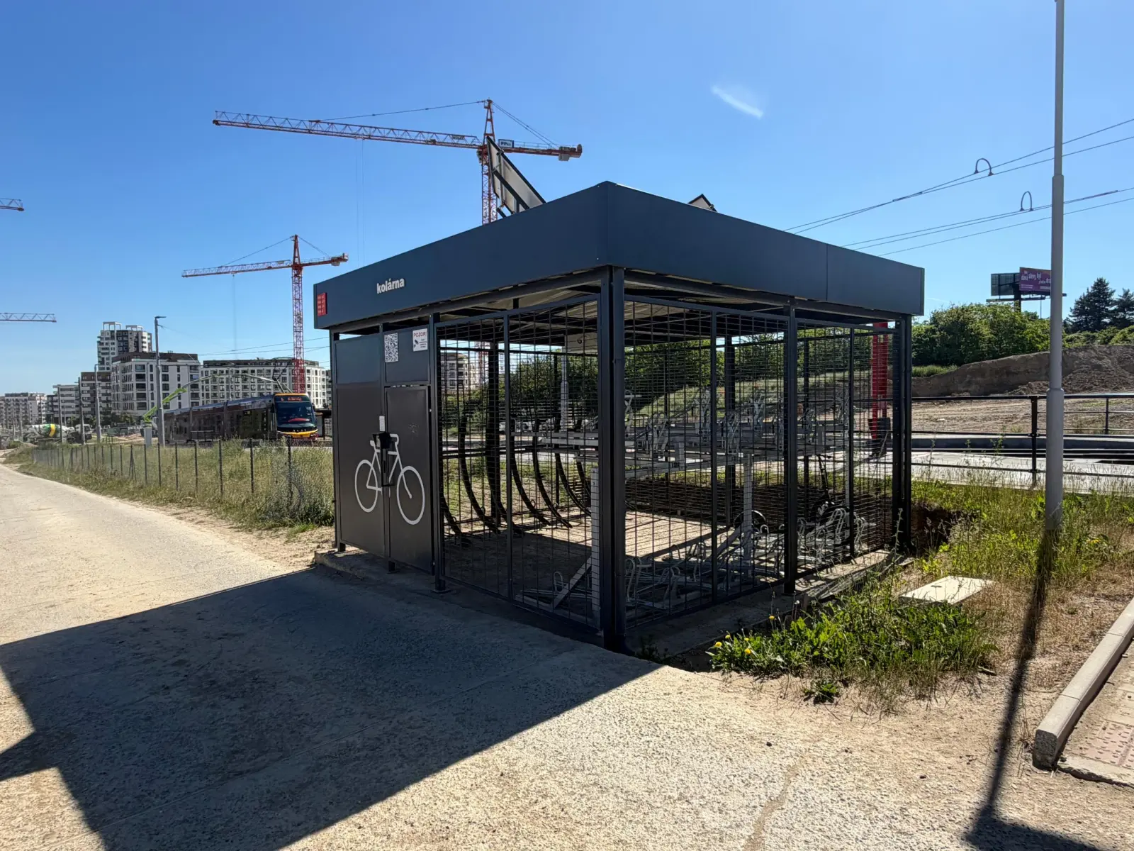 Veřejná kolárna u tramvajové zastávky Holyně Autor: MHMP