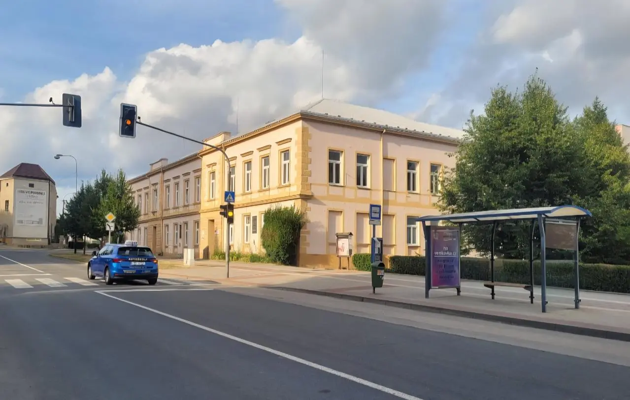 Cestující v Přerově budou mít od letošního podzimu k dispozici modernější a přehlednější informace o odjezdech autobusů. Na snímku zastávka Předmostí-škola, která jako první projde modernizací , zdroj město Přerov