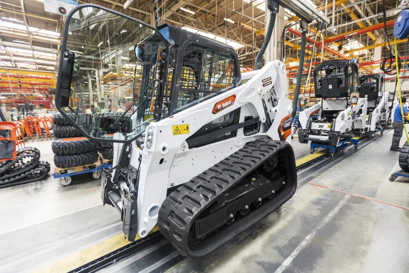 výroba pásového nakladače T650 v Dobříši. zdroj Bobcat
