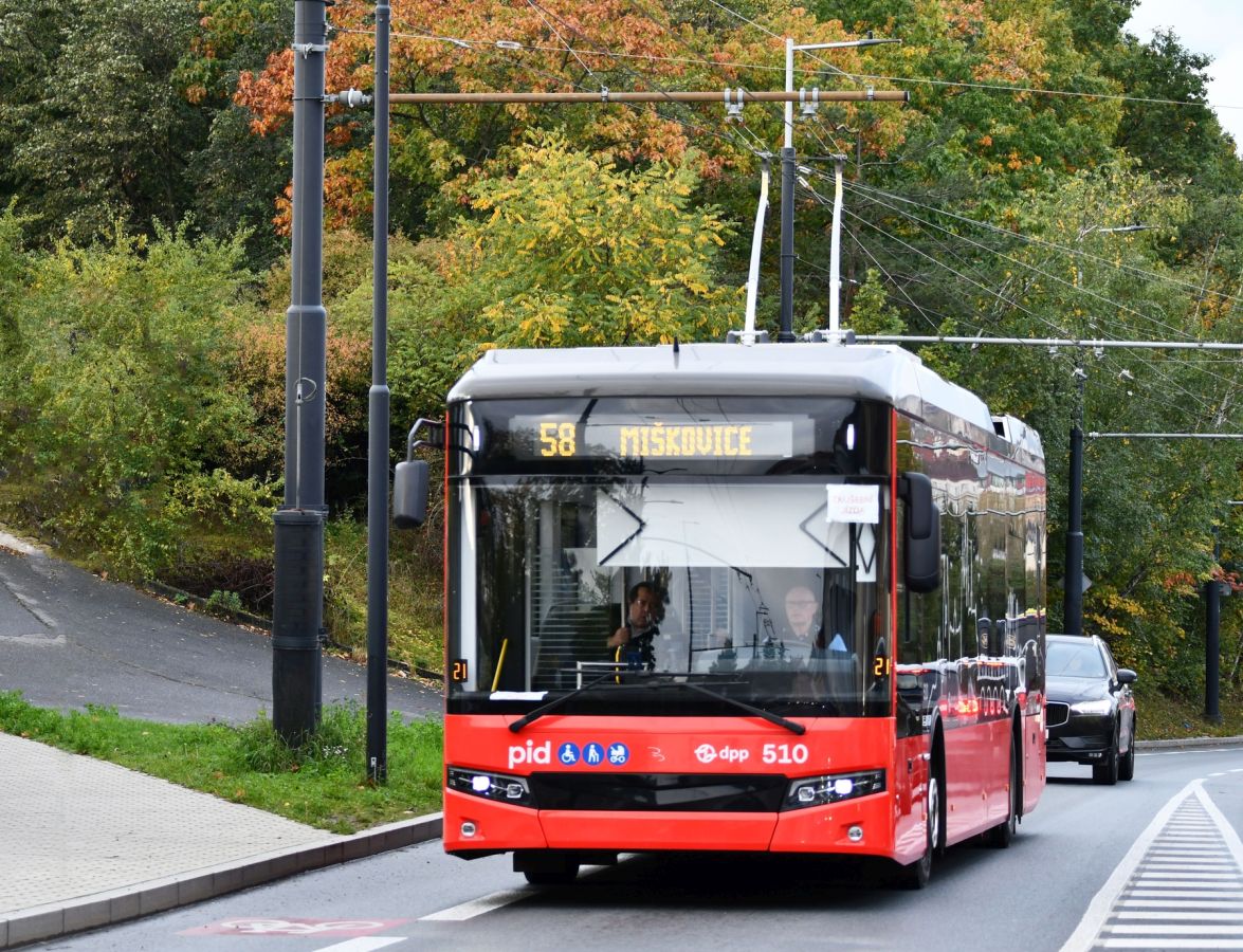 Trolejbus Bozankaya SNG 12T v ulici Prosecká. Foto: DPP