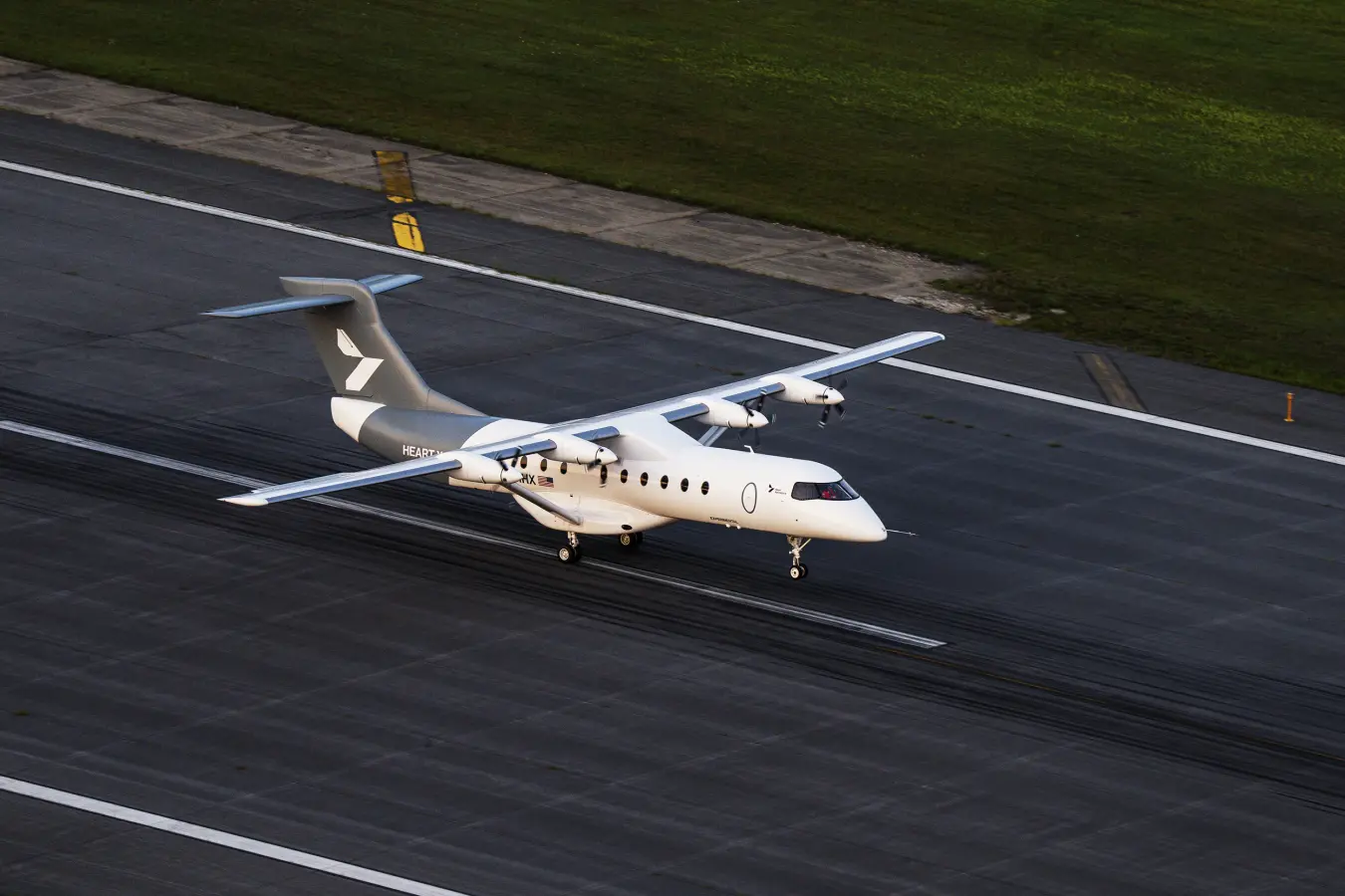 Demonstrační letoun X1 společnosti Heart Aerospace přistál po svém prvním letu na mezinárodním letišti Plattsburgh v New Yorku. (Foto: Heart Aerospace)