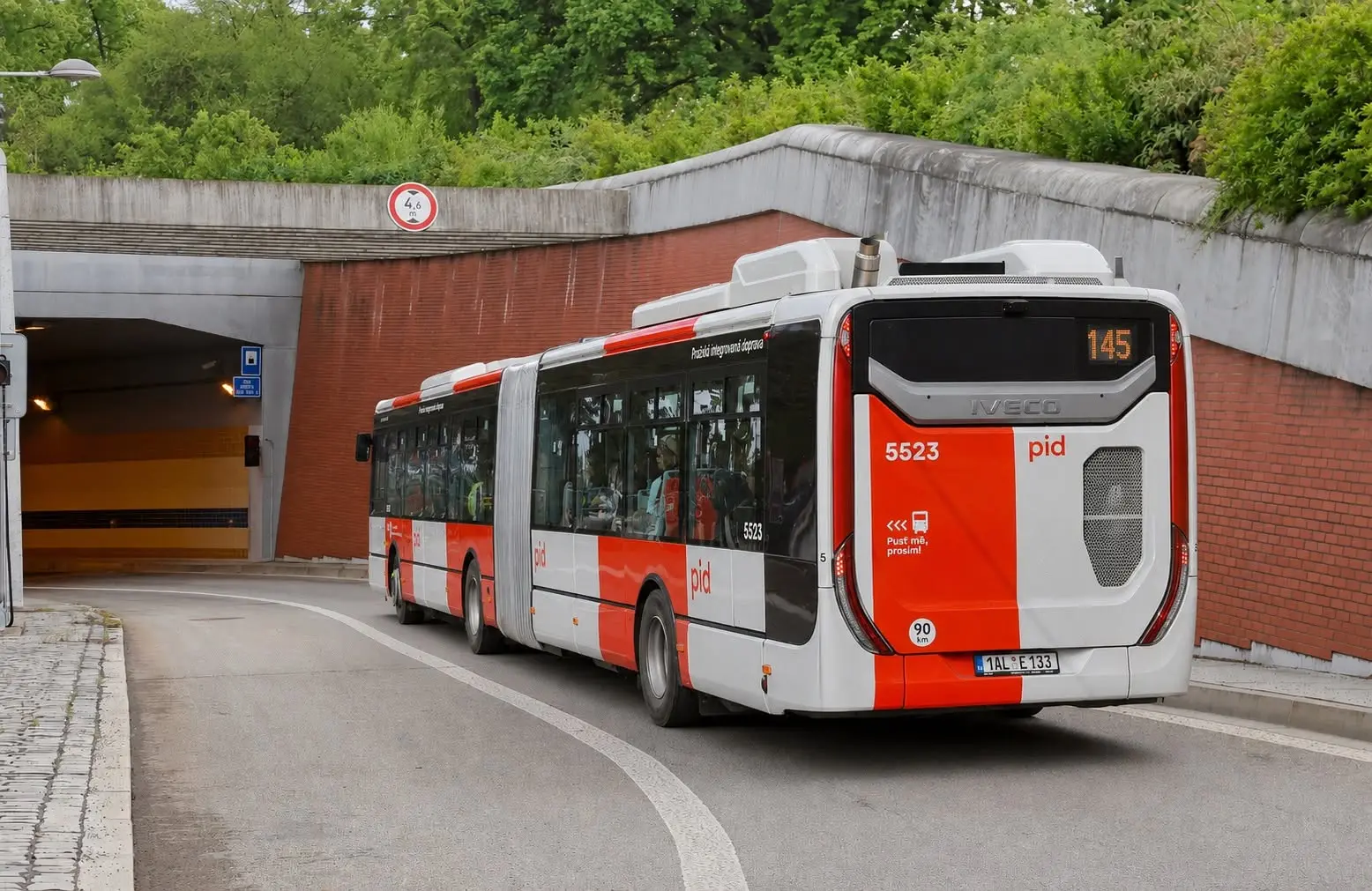tunelbus linka 145 DPP, foto PID