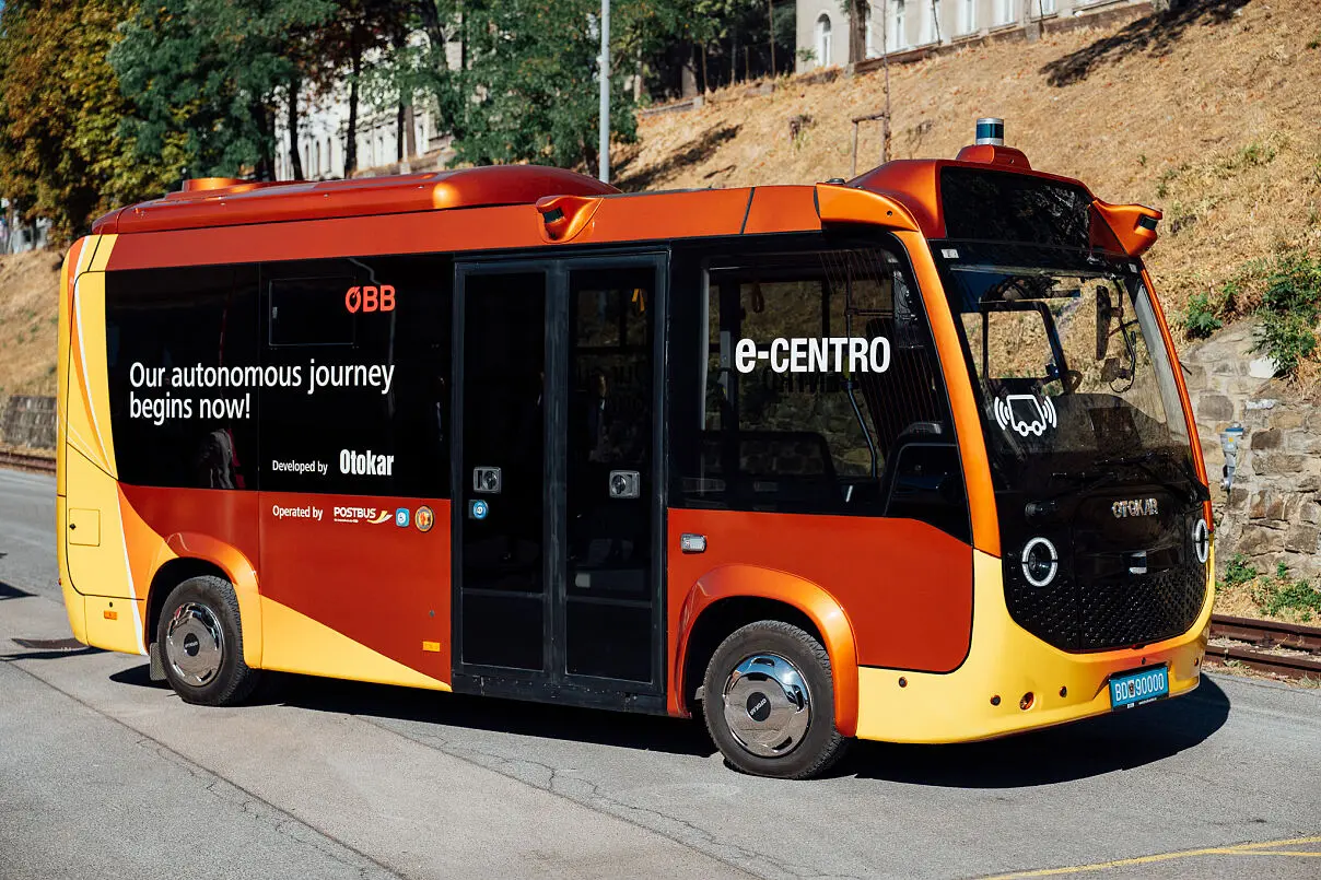 Plně automatizovaný elektrobus od společností ÖBB Postbus a Otokar na tiskové konferenci 13. srpna. Foto ÖBB / Daniel Willinger