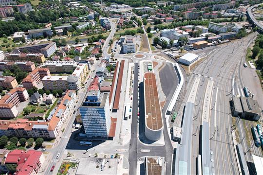 letecký pohled na nový parkovací dům, autobusové a vlakové nádraží ve Vsetíně, zdroj město Vsetín