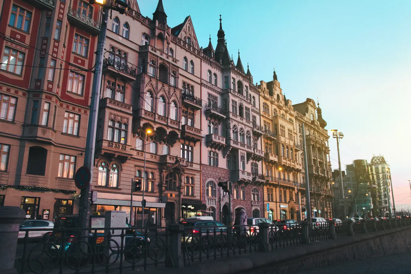 Ilustrační foto v tančícím domem v Praze, foto Airbnb