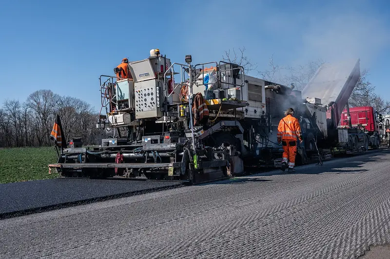 Při obnově většiny úseku bude použita moderní technologie recyklace asfaltových vrstev za horká přímo na místě (Remix plus), zdroj Bratislavský samosprávný kraj
