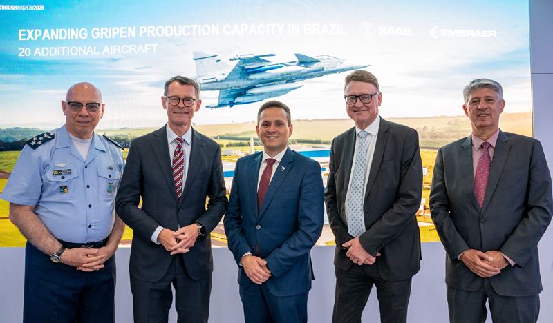 zleva Generál Marcelo Kanitz Damasceno, náčelník brazilského letectva Peter Sandwall, státní tajemník ministra obrany Pål Jonson Bosco da Costa Junior, prezident a generální ředitel společnosti Embraer Defense & Security Lars Tossman, vedoucí obchodní oblasti Saab Aeronautika Brigádní generál Heraldo Luiz Rodrigues, ministr obranných produktů (SEPROD) Brazílie Ministerstvo obrany, foto SAAB