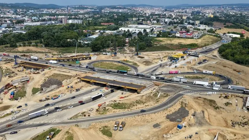 letecký pohled na stavbu mimoúrovňové křižovatky dálnic D1 a D2, ŘSD