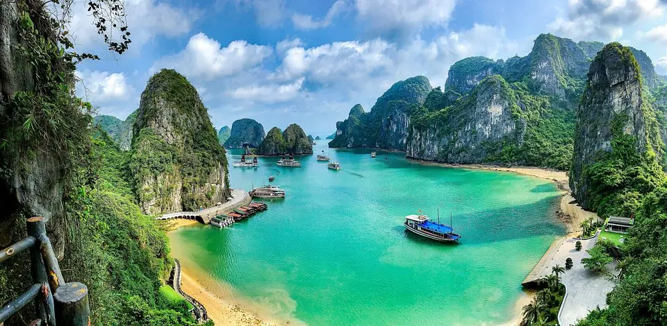 Zátoka Ha Long. zdroj LOT Polish Airlines
