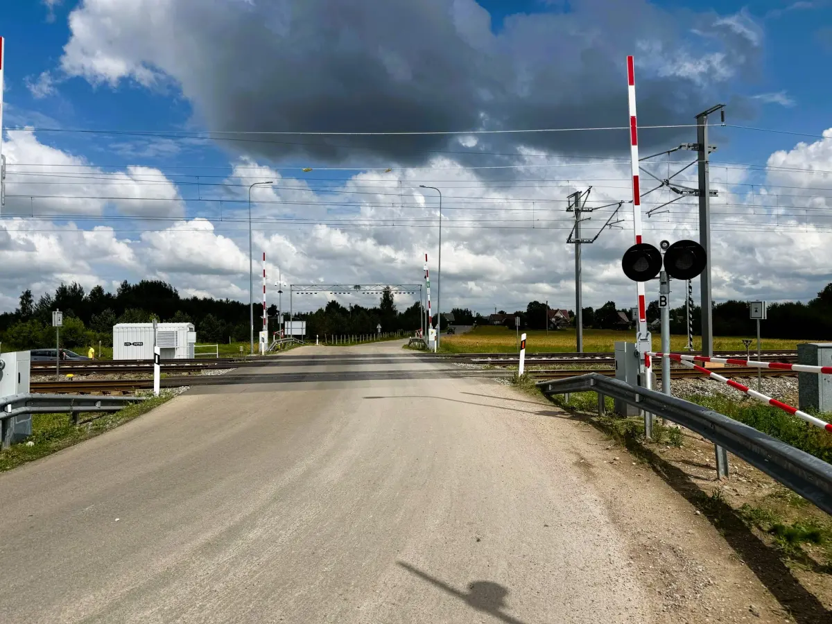 železniční přejezd v Litvě, práce české AŽD, zdroj ACRI